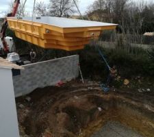 La piscine vole au dessus du mur de clôture