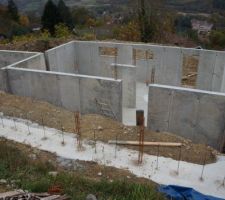 Vue de la fondation sup&eacute;rieure et elevation des murs du sous sol