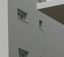 Les 2 taches blanches bien visible sur ce mur