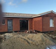 Horrible des volets blancs sur des fenêtres grises ardoise