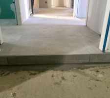 Détail du carrelage: finitions propres