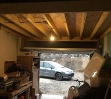 Mezzanine Garage, de quoi y mettre tout le matos de ski, les cartons qu'on ouvrira que rarement....