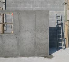 Un mur en beton banché pour conserver la chaleur l'hiver et apporter du frais l'été