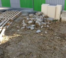 Remise a niveau de la terre devant la maison par mon terrassier je le conseille même pas a mon pire ennemie une vrai horreur il ma dépose de la terre issu d'un autre chantier avec une tonne de gravât à l intérieur et évidemment maintenant il fait la sourde oreille à mes appelle.