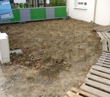 Remise a niveau de la terre devant la maison par mon terrassier je le conseille même pas a mon pire ennemie une vrai horreur il ma dépose de la terre issu d'un autre chantier avec une tonne de gravât à l intérieur et évidemment maintenant il fait la sourde oreille à mes appelle.