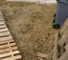 Remise a niveau de la terre devant la maison par mon terrassier je le conseille même pas a mon pire ennemie une vrai horreur il ma dépose de la terre issu d'un autre chantier avec une tonne de gravât à l intérieur et évidemment maintenant il fait la sourde oreille à mes appelle.