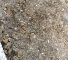 Remise a niveau de la terre devant la maison par mon terrassier je le conseille même pas a mon pire ennemie une vrai horreur il ma dépose de la terre issu d'un autre chantier avec une tonne de gravât à l intérieur et évidemment maintenant il fait la sourde oreille à mes appelle.