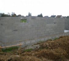 De gauche à droite : salle de bain, cuisine et séjour