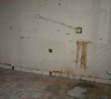 Destruction de la cuisine:démontage des meubles et enlèvement de l'ancien carrelage