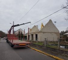 15h30 : Arrivée des charpentes .. enfin !!!!!!!!!