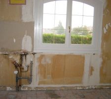Destruction de la cuisine:démontage des meubles et enlèvement de l'ancien carrelage.