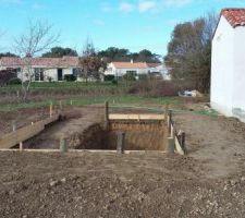 Terrain aplani autour de la piscine ... il reste à retirer encore quelques m3 pour l'étaler autour de la terrasse ... mais il faut avant que la "piscine naturelle" se vide ... avec le retour su soleil.