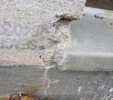 A ce niveau de négligence, est il possible de demandé le changement intégral du seuil de la porte fenetre..???