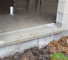 éclat constaté sur le seuil de la porte fenêtre arrière