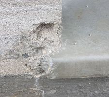 éclat constaté sur le seuil de la porte fenêtre arrière