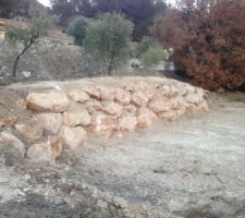 L'enrochement est r&eacute;alis&eacute;