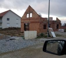 Voici le résultat après 1 an du début des travaux. nous pouvons voir la qualité exceptionnelle des finitions de maçonnerie et ses dégradés entre briques et coulage béton sans parler des aplombs des murs.