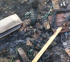 En plus des d&eacute;chets partout sur le terrain , ils ne respectent pas l'environnement en brulant tout et n'importe quoi (tuile, ferrailles, plastique, baches....)
Je m'excuse aupr&egrave;s des voisins qui eux aussi en ont marre Cela continue malgr&eacute; plusieurs demandent.