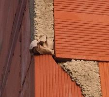 Non, vous ne revez pas, il y a bien un ou plusieurs sacs de ciments dans le linteau du garage. Il est vrai que sur le sac de ciment, "il y a marqué 20 pelles pour un sac de ciment. Il était pas mentionné d'ouvrir le sac. Non je plaisante.