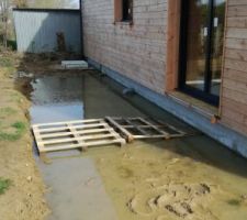 L'eau qui ne s'évacue plus autour de la maison