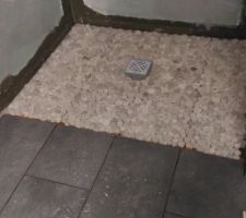 Galets posés mais pas collés.