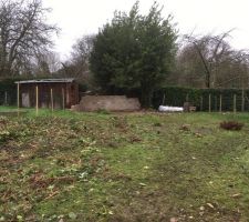 La maisonnette détruite, l?arbre tombé et la haie enlevée... Grand merci à la famille et aux amis