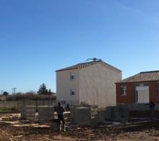 Livraison matériaux et prise de côte avant démarrage du vide sanitaire.