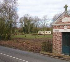 On avance, on avance. Avec l'aide de Mr le Maire les arbres gênant l'accès chantier et le chantier de la maison on été abattus. Petite photo vu de la route (le préfabriqué dans le fond est sur le terrain de nos futurs voisins) L?accès chantier devrait être terminé cette semaine. La pose des chaises devrait intervenir fin mars :-)