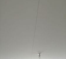 Fissure qui travers le salon de part en part le long du joint de placo