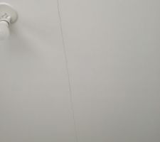 Fissure qui travers le salon de part en part le long du joint de placo