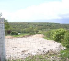 Mise en place du tout venant pour future r&eacute;alisation de chemin d'acc&egrave;s