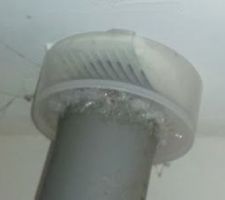 Adaptation sur bouche d'extraction pour mesure de vitesse de l'air puis du débit
le diamêtre du tuyau pvc est le même que celui de la gaine. il aurait été préférable d'avoir une réduction conique , mais les bouteilles ont un diamètre trop petit pour chapoter la bouche d'extraction .