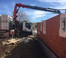 Mise en place des fenêtres complètes en bloc beton