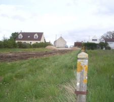 Vu du bas du terrain en pente 
commencement du trac&eacute; du chemin d'acc&egrave;s &agrave; la partie inf&egrave;rieur