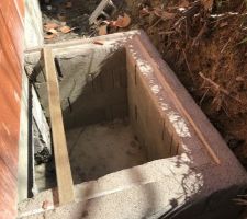 L'entrée du vide sanitaire, fait maison car ce n'est pas inclus dans le contrat CCMI. 
C'était donc pour nous la première fois que nous faisions du beton.