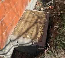 L'entrée du vide sanitaire, fait maison car ce n'est pas inclus dans le contrat CCMI.
C'était donc pour nous la première fois que nous faisions du beton.