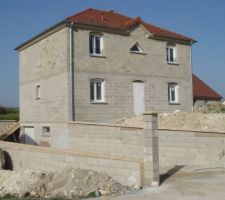 Murs de soutènement de terre   escalier pour accès arrière maison