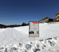 Panneau posé sur le terrain