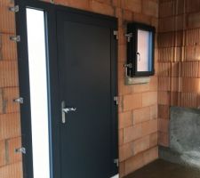 Porte entrée et fenêtre wc granitée