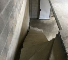 Escalier b&eacute;ton, brut de d&eacute;coffrage