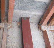 Voici comment étaient tenus les entraits coté facade(double pied droit