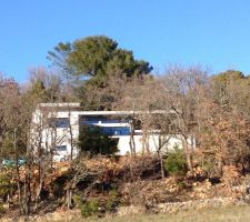 Vue de la maison en bas du terrain sans les feuilles des chênes blancs du coup on voit bien !