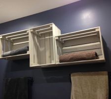 Salle de bain commune des 2 chambres des garçons .... 3 caisses IKEA peintes en "bois flotté" pour mettre leur serviette et 2 porte serviettes en acier ! trop mimi ! et très économique !