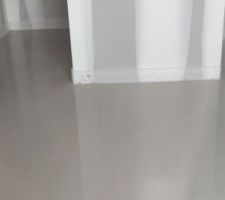 On coule la chape liquide qui enrobe le chauffage au sol. Plus qu'a laisser sécher (3 mois dans notre cas. Merci la pluie et donc l'humidité permanente de décembre a mars)