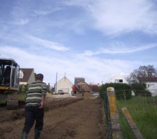 Livraison de camion de sablons par Jos&eacute; Bof 
Filipe qui court &agrave; la rescousse