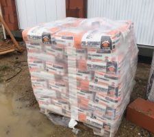 Le matériel pour l'enduit extérieur est sur le chantier.