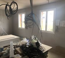 ça commence à blanchir. Et il y a beaucoup de câbles partout qui pendent du plafond.