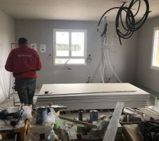 ça commence à blanchir. Et il y a beaucoup de câbles partout qui pendent du plafond.