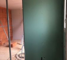 ça commence à blanchir. Et il y a beaucoup de câbles partout qui pendent du plafond.