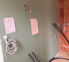 ça commence à blanchir. Et il y a beaucoup de câbles partout qui pendent du plafond.